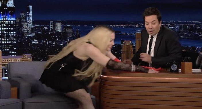 Madonna'dan canlı yayında şoke eden hareket! Kalçasını göstermek için masaya atladı