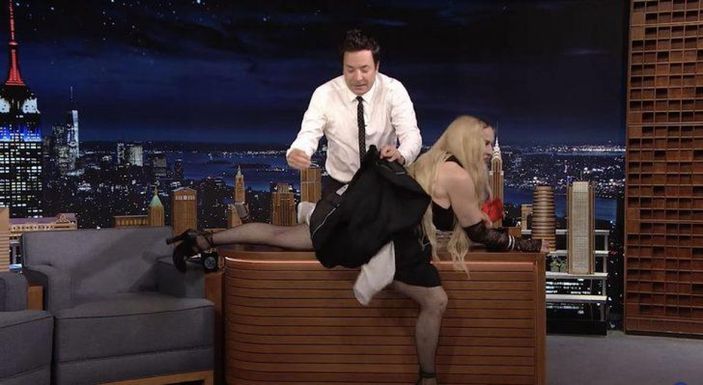 Madonna'dan canlı yayında şoke eden hareket! Kalçasını göstermek için masaya atladı