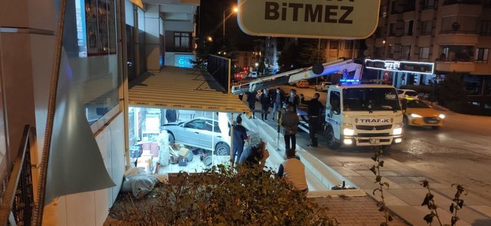 Ankara’da kontrolü kaybetti, hediyelik eşya dükkanına daldı