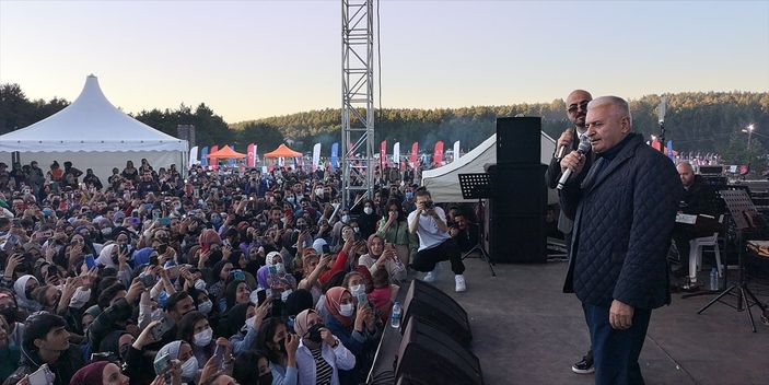 Binali Yıldırım gençlerle türkü söyledi, Soner Sarıkabadayı ile düet yaptı