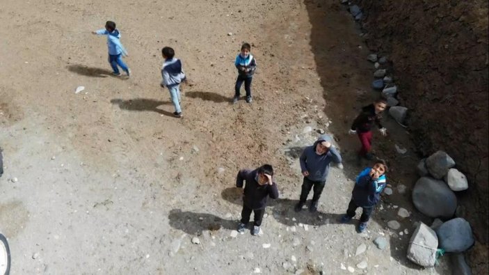 Erzurum'da çocuklar ilk kez gördükleri drone'u kovaladı