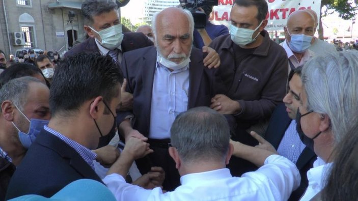 Ahmet Davutoğlu’na tepki gösteren vatandaş: Koruması parmağımı büktü
