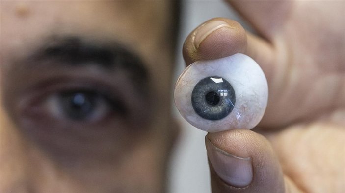 Göz protezcisi Adem Uçar, gerçeğinden ayırt edilemeyecek protez gözler hazırlıyor