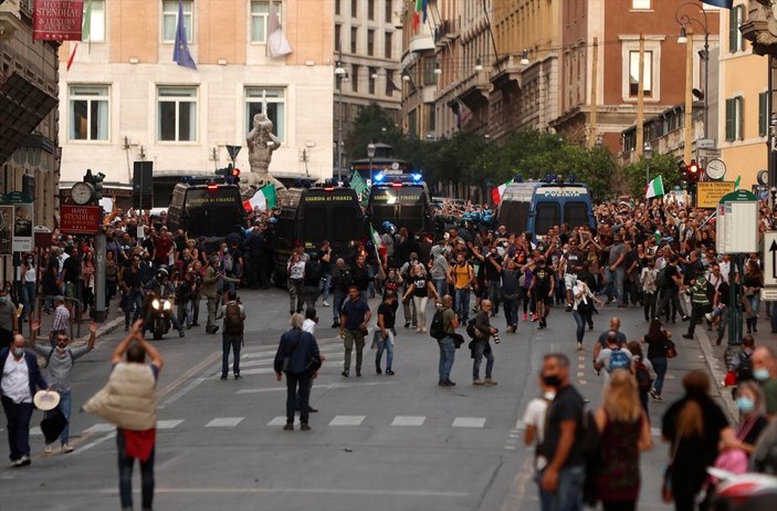 İtalya'da aşı karşıtlarının protestosunda arbede