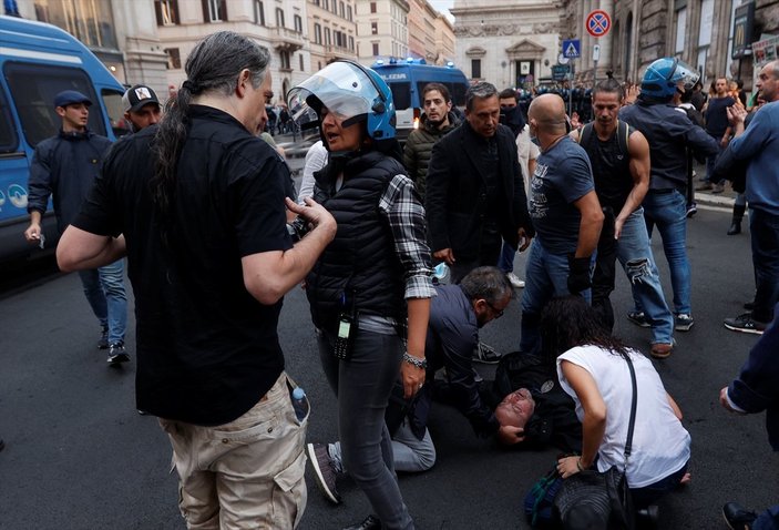 İtalya'da aşı karşıtlarının protestosunda arbede