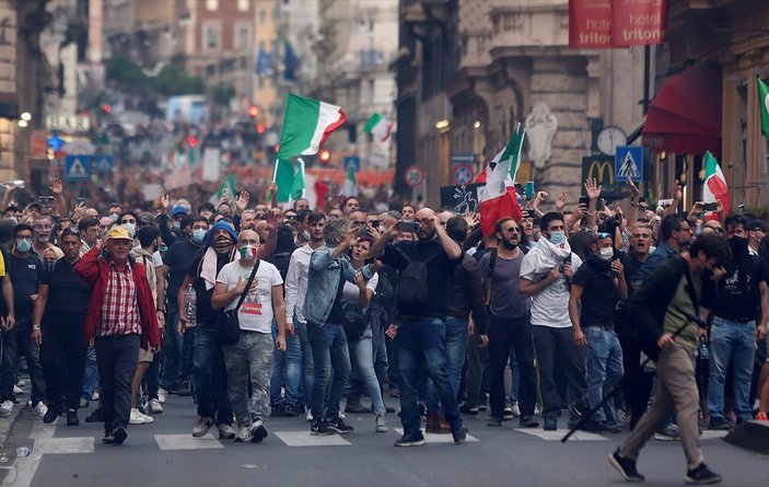 İtalya'da aşı karşıtlarının protestosunda arbede