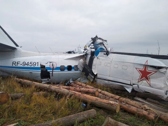 Tataristan'da paraşütçüleri taşıyan uçak düştü