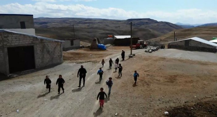 Erzurum'da çocuklar ilk kez gördükleri drone'u kovaladı