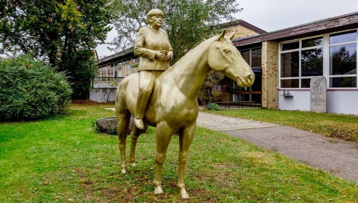 Angela Merkel’in at üstündeki heykeli