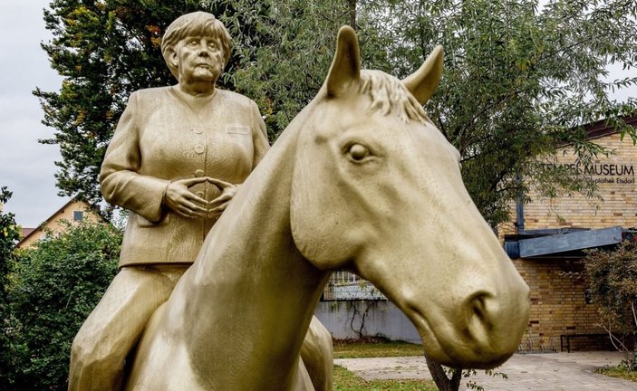 Angela Merkel’in at üstündeki heykeli