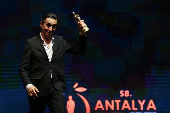 Altın Portakal'da en iyi film ödülü Uzun Tıraş'a verildi