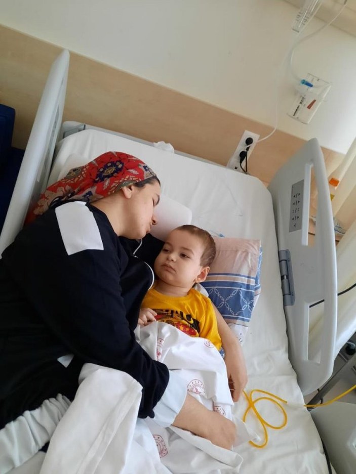 Ümraniye'de 3 yaşındaki Arif, beynindeki tümörle mücadele ediyor