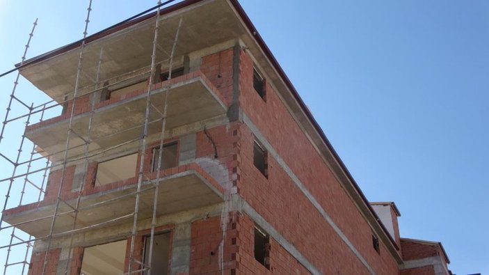Uşak'ta inşaatı devam eden apartmandan düşen işçi öldü