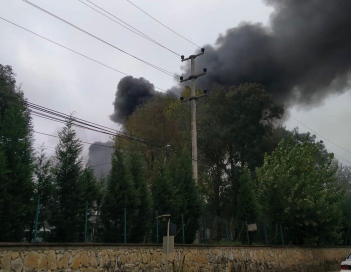 Kocaeli'de raf fabrikasında yangın çıktı