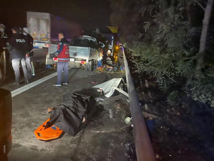 d Kocaeli'de tıra kamyonet çarptı: 1 ölü