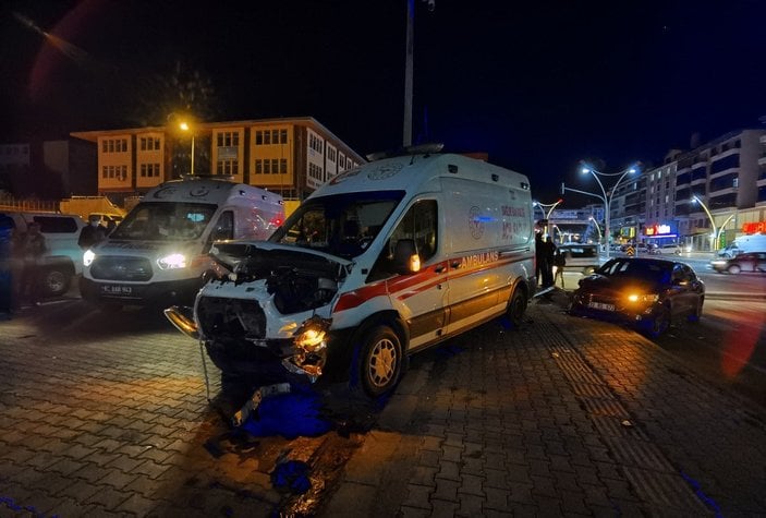 Tunceli'de ambulansla otomobil çarpıştı: 6 yaralı