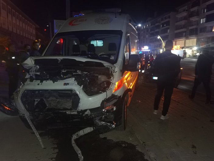 Tunceli'de ambulansla otomobil çarpıştı: 6 yaralı