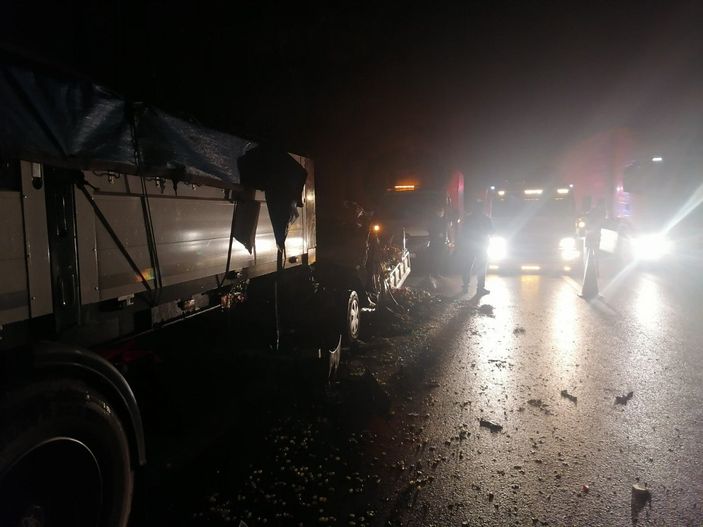 d Kocaeli'de tıra kamyonet çarptı: 1 ölü