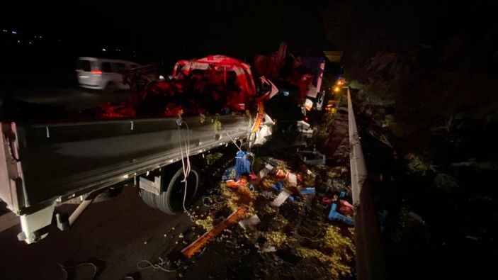 d Kocaeli'de tıra kamyonet çarptı: 1 ölü