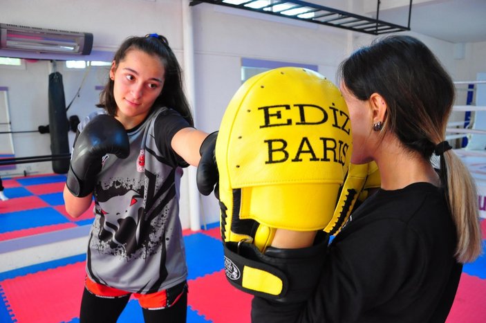 Manisalı Türkiye şampiyonu Cemile Aykoç tarlada ailesine de yardım ediyor