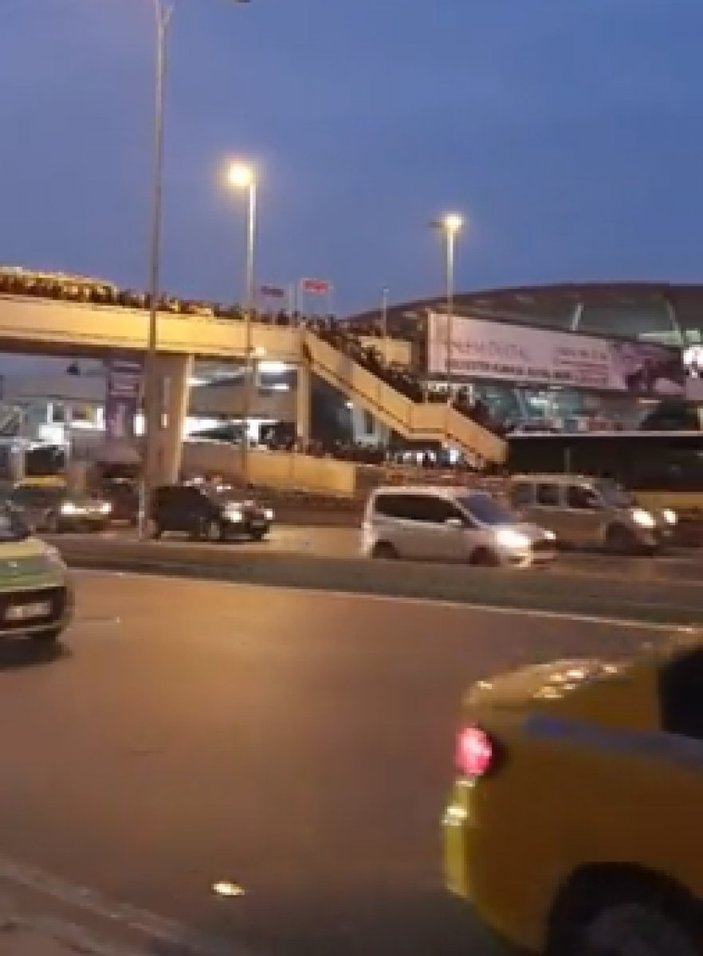 İstanbul'da iş çıkışı metrobüs çilesi