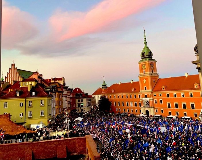 Polonya'da insanlar sokaklara inerek AB kararına tepki gösterdi