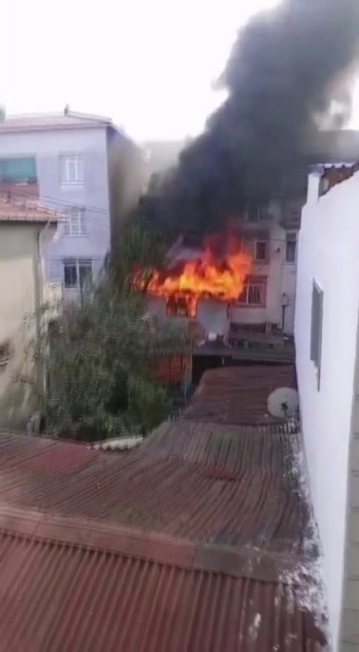 Ataşehir’de, 3 katlı bina alev alev yandı