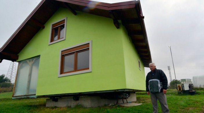 Bosna Hersek'te manzarayı beğenmeyen eşi için dönen ev yaptı