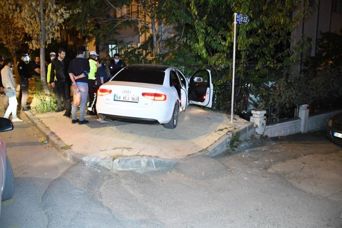Aksaray'da zorla yere yatırılan alkollü sürücü, yerden kalkmadı