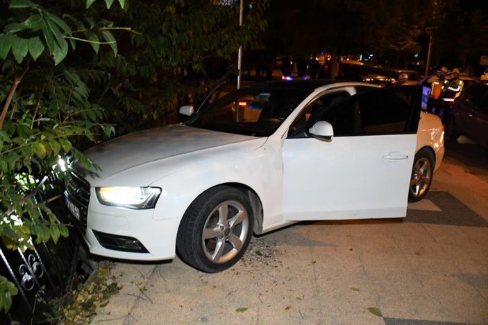 Aksaray'da zorla yere yatırılan alkollü sürücü, yerden kalkmadı