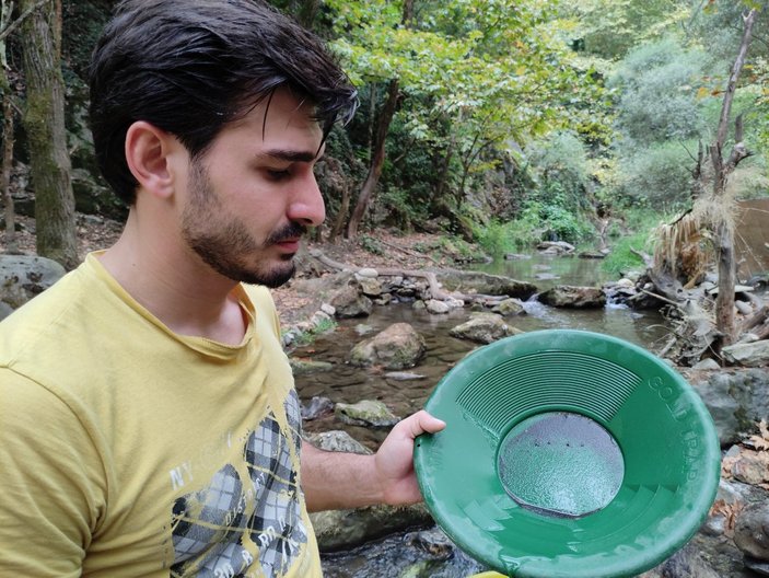 Bursa'daki altın avcıları, akan dereden toprak eleyerek servet biriktiriyor