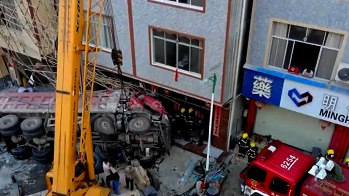 Çin’de kontrolden çıkan kamyon dehşet saçtı