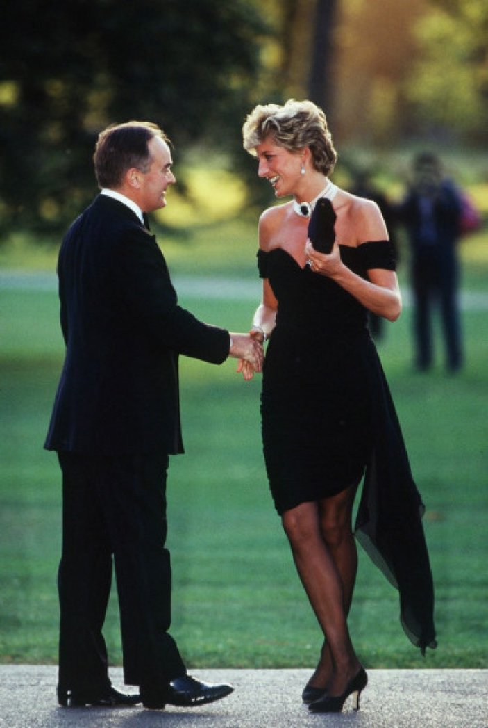Lady Diana'nın 'intikam elbisesi' Eda Ece'nin üzerinde! Her elbisenin bir hikayesi vardır...