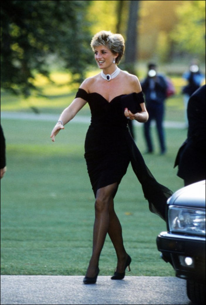 Lady Diana'nın 'intikam elbisesi' Eda Ece'nin üzerinde! Her elbisenin bir hikayesi vardır...