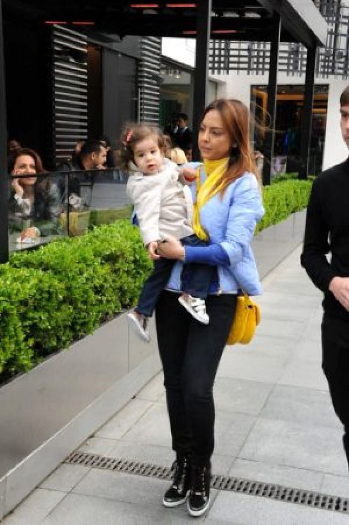 İşte Ebru Gündeş'in sır gibi sakladığı kızı Alara!