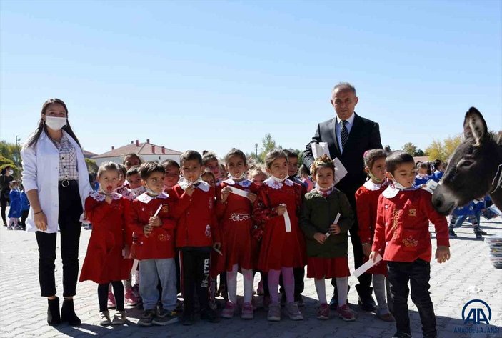 Türkiye'nin 'Eşekli Dostoyevski'si köyleri dolaşarak çocuklara kitap dağıttı