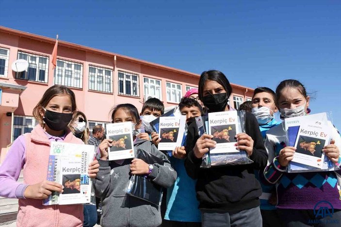 Türkiye'nin 'Eşekli Dostoyevski'si köyleri dolaşarak çocuklara kitap dağıttı