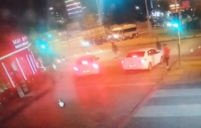 Maltepe'de otomobilin yayaya çarpma anı