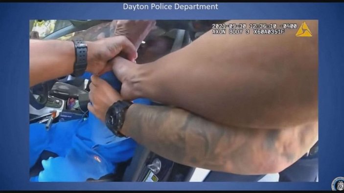 ABD polisi, felçli siyahi adamı saçlarından tutup sürükledi