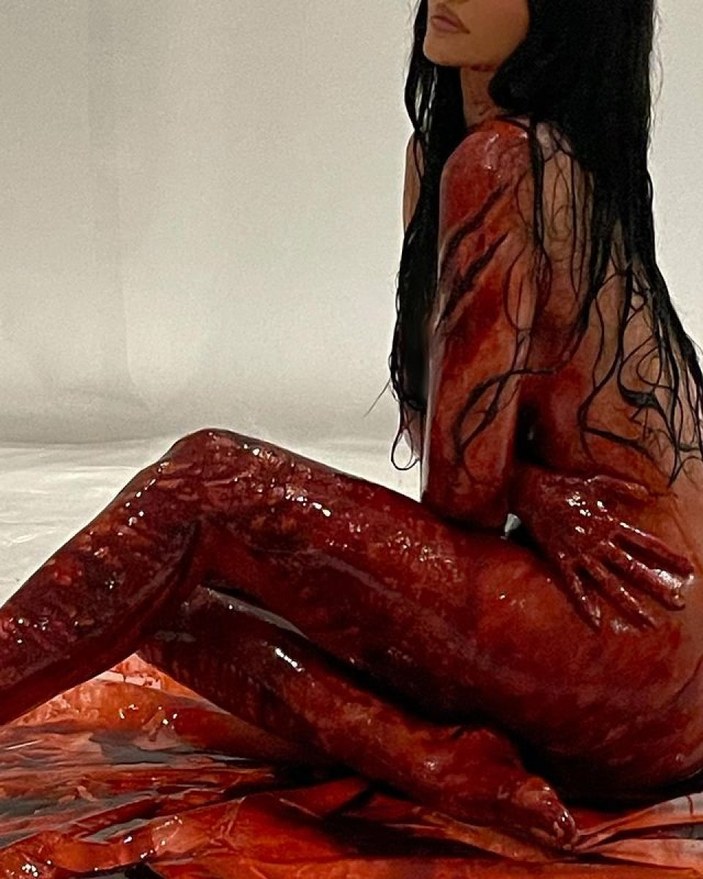 Kylie Jenner kanlar içinde poz verdi