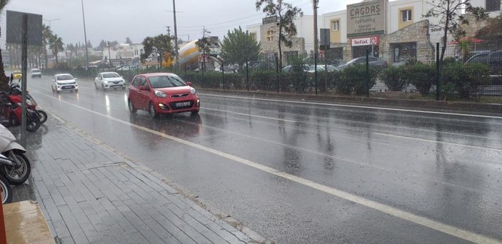 Muğla'da etkili olan yağmurun ardından vatandaşlar zor anlar yaşadı