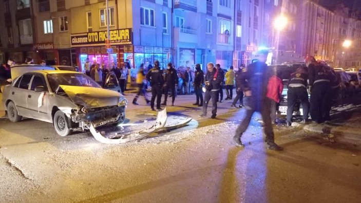 Sivas'ta dur levhasını dikkate almayan sürücü kaza yaptı