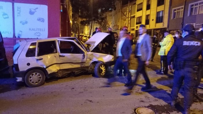Sivas'ta dur levhasını dikkate almayan sürücü kaza yaptı