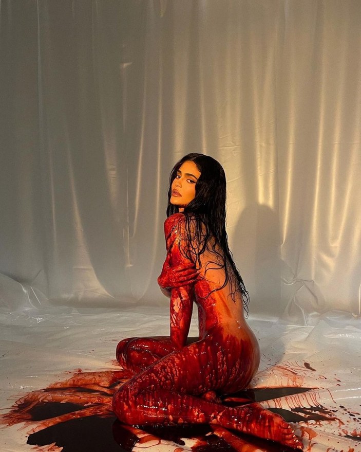 Kylie Jenner kanlar içinde poz verdi