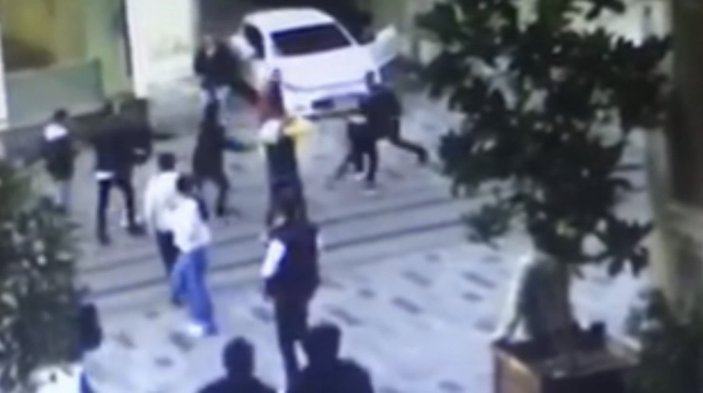 Taksim'de gençlere 'yolu açın' diyen turizmci, kalçasından vuruldu