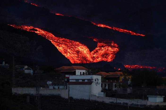 La Palma Adası'nda lavlar 1458 binayı yakıp yıktı