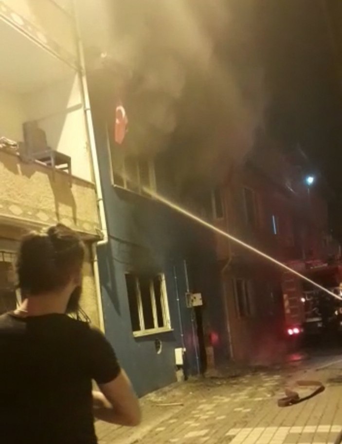 Bursa'da yangına müdahale eden itfaiye eri, Türk bayrağını yanmaktan kurtardı