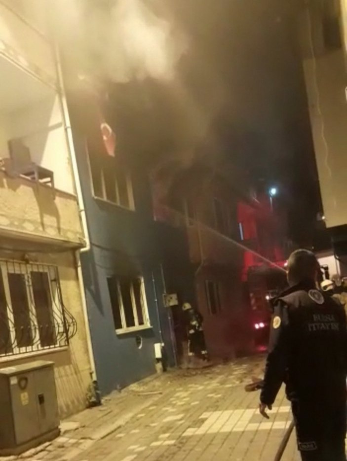 Bursa'da yangına müdahale eden itfaiye eri, Türk bayrağını yanmaktan kurtardı
