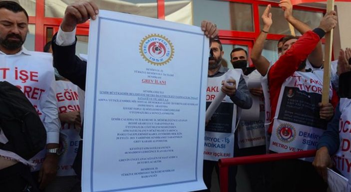 İzmir'de metro ve tramvay işçileri grev kararı astı