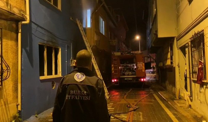 Bursa'da yangına müdahale eden itfaiye eri, Türk bayrağını yanmaktan kurtardı